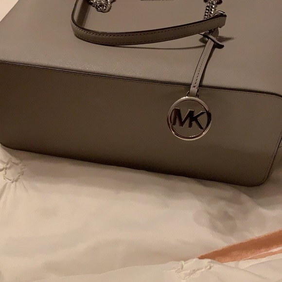 Great condition Michael Kors bag. - Picture 3 of 9